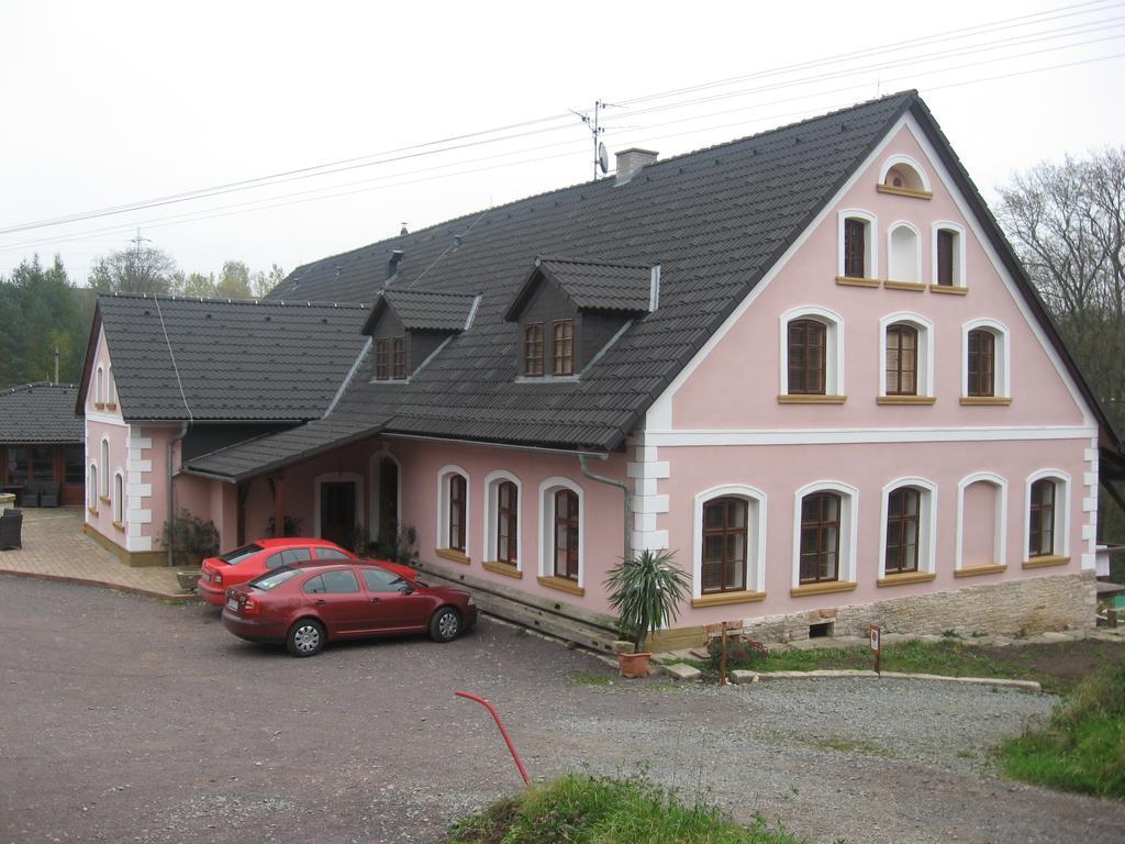 Penzion U Pesiku Červený Kostelec Buitenkant foto